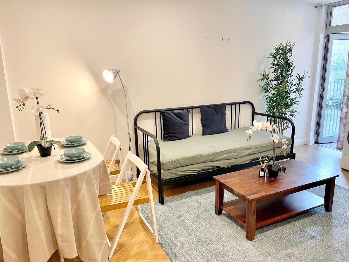 Modern Patio Flat Close To Sation & Canary Wharf Apartment