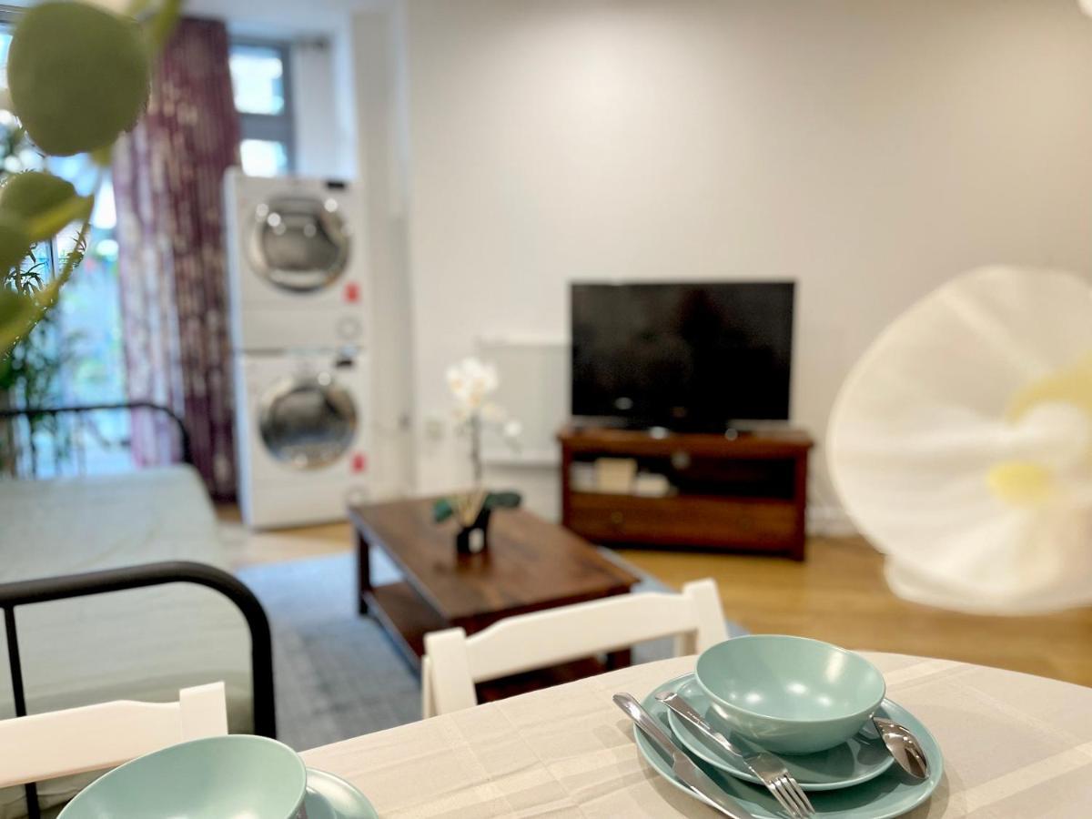 Modern Patio Flat Close To Sation & Canary Wharf London