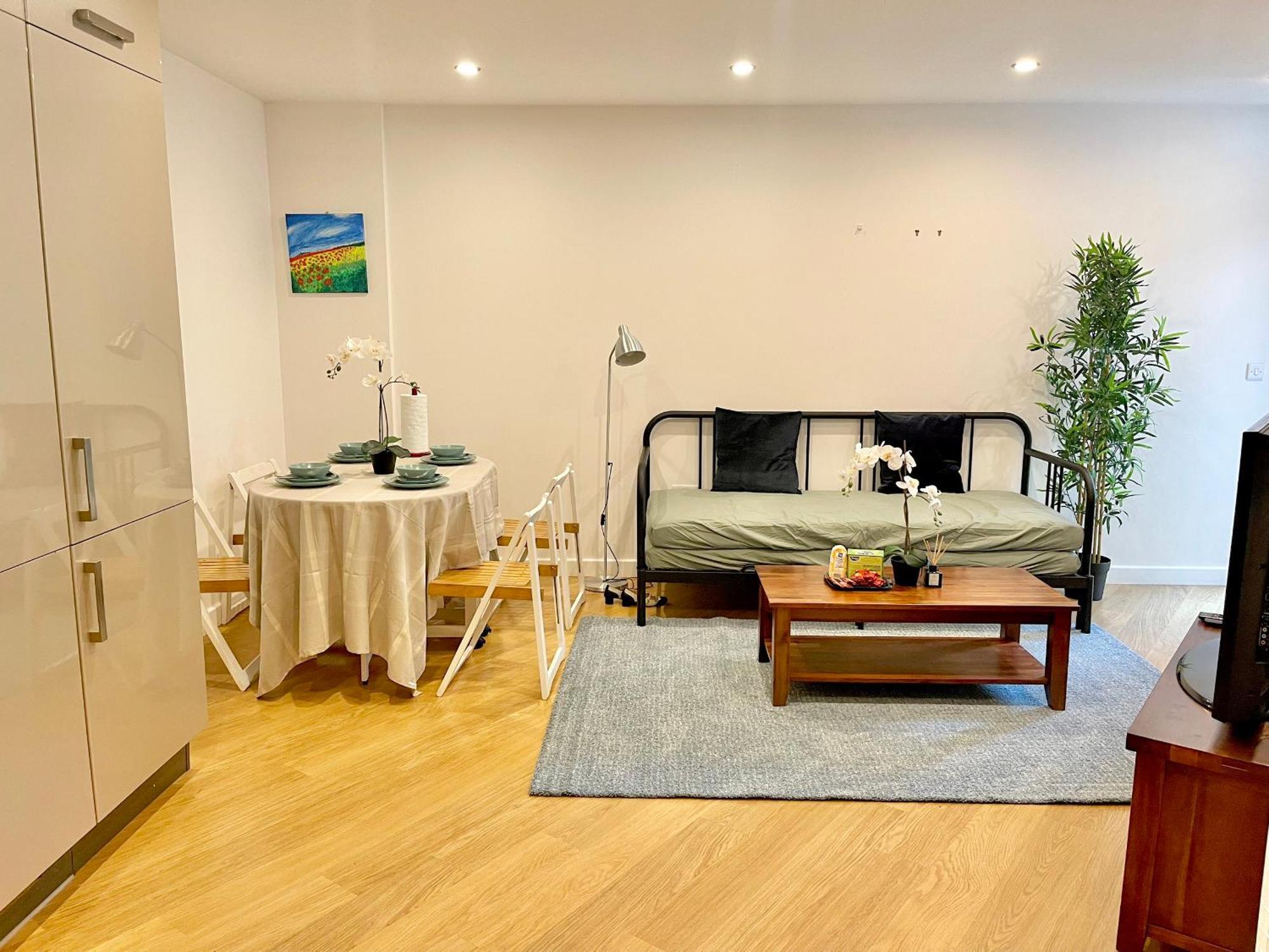 Modern Patio Flat Close To Sation & Canary Wharf Apartment *