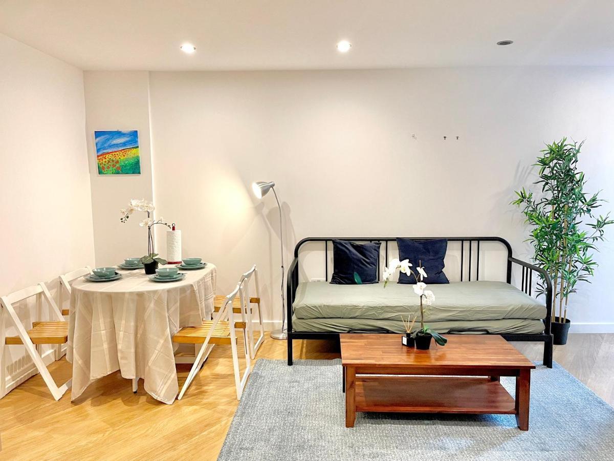 Modern Patio Flat Close To Sation & Canary Wharf * Londra