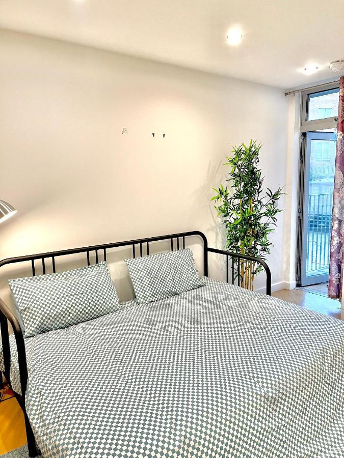 Modern Patio Flat Close To Sation & Canary Wharf Londra