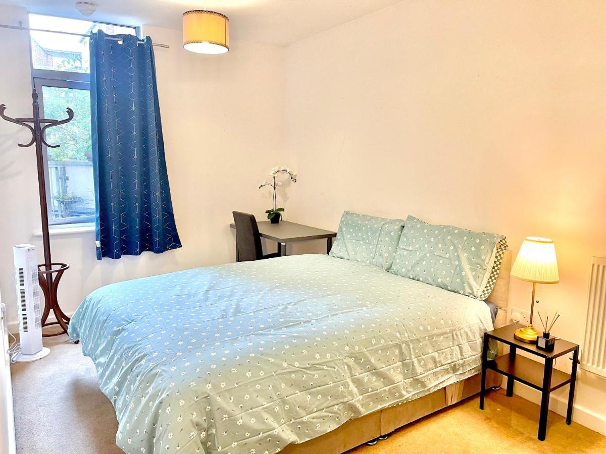Modern Patio Flat Close To Sation & Canary Wharf Londra