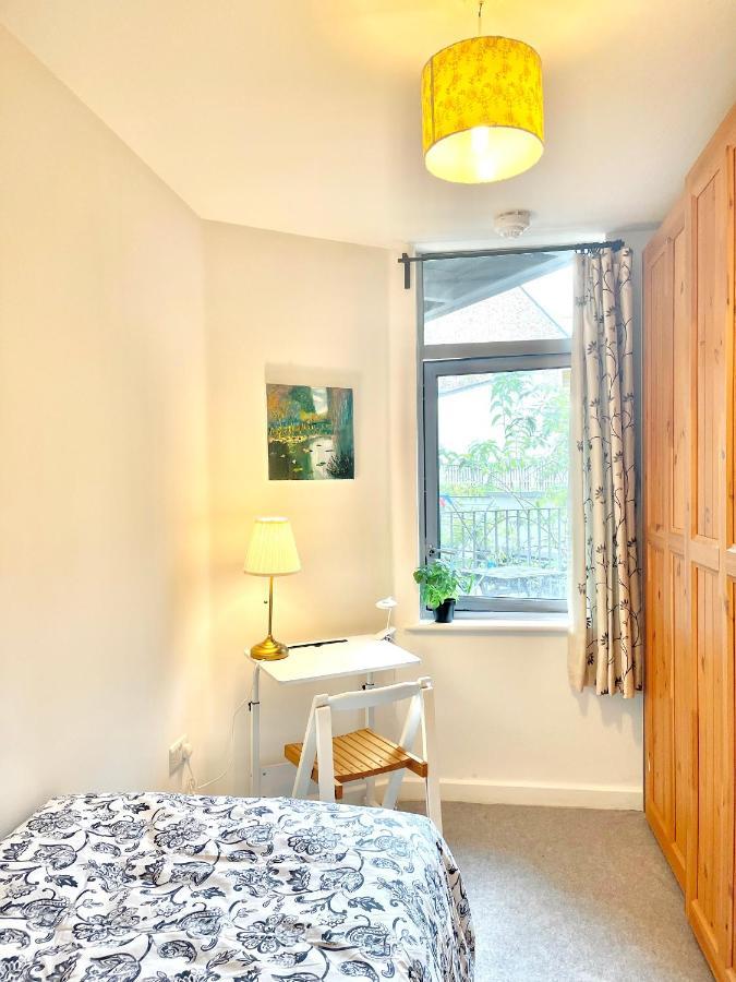 Modern Patio Flat Close To Sation & Canary Wharf Londra