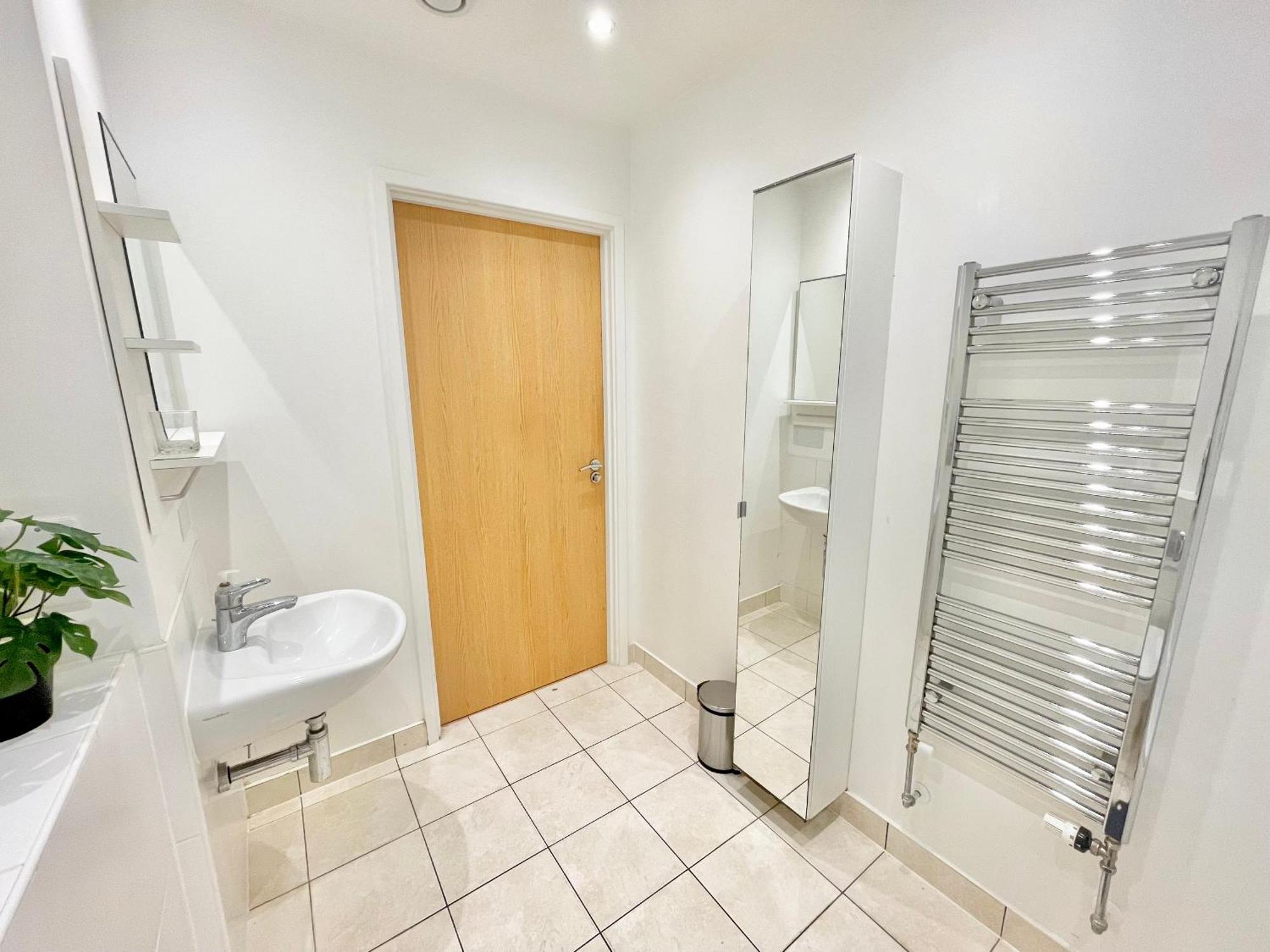 Modern Patio Flat Close To Sation & Canary Wharf Londra