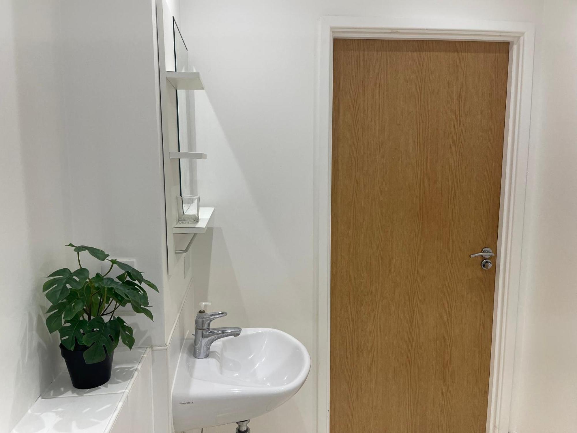 Modern Patio Flat Close To Sation & Canary Wharf Appartamento *
